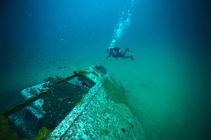 Des plongeurs découvrent un avion englouti dans les abysses marins – Leur visage se décompose en explorant l’intérieur